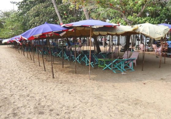 Nine Beach Umbrella Operators in Pattaya Suspended for Exploiting Tourists