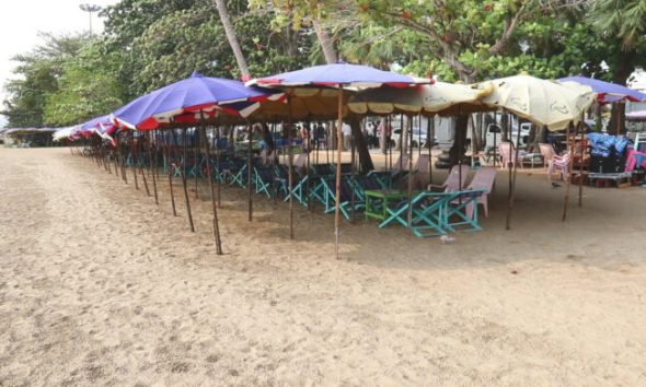 Nine Beach Umbrella Operators in Pattaya Suspended for Exploiting Tourists