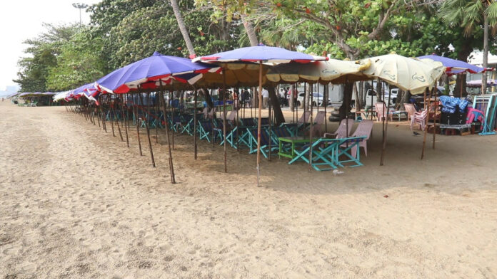 Nine Beach Umbrella Operators in Pattaya Suspended for Exploiting Tourists